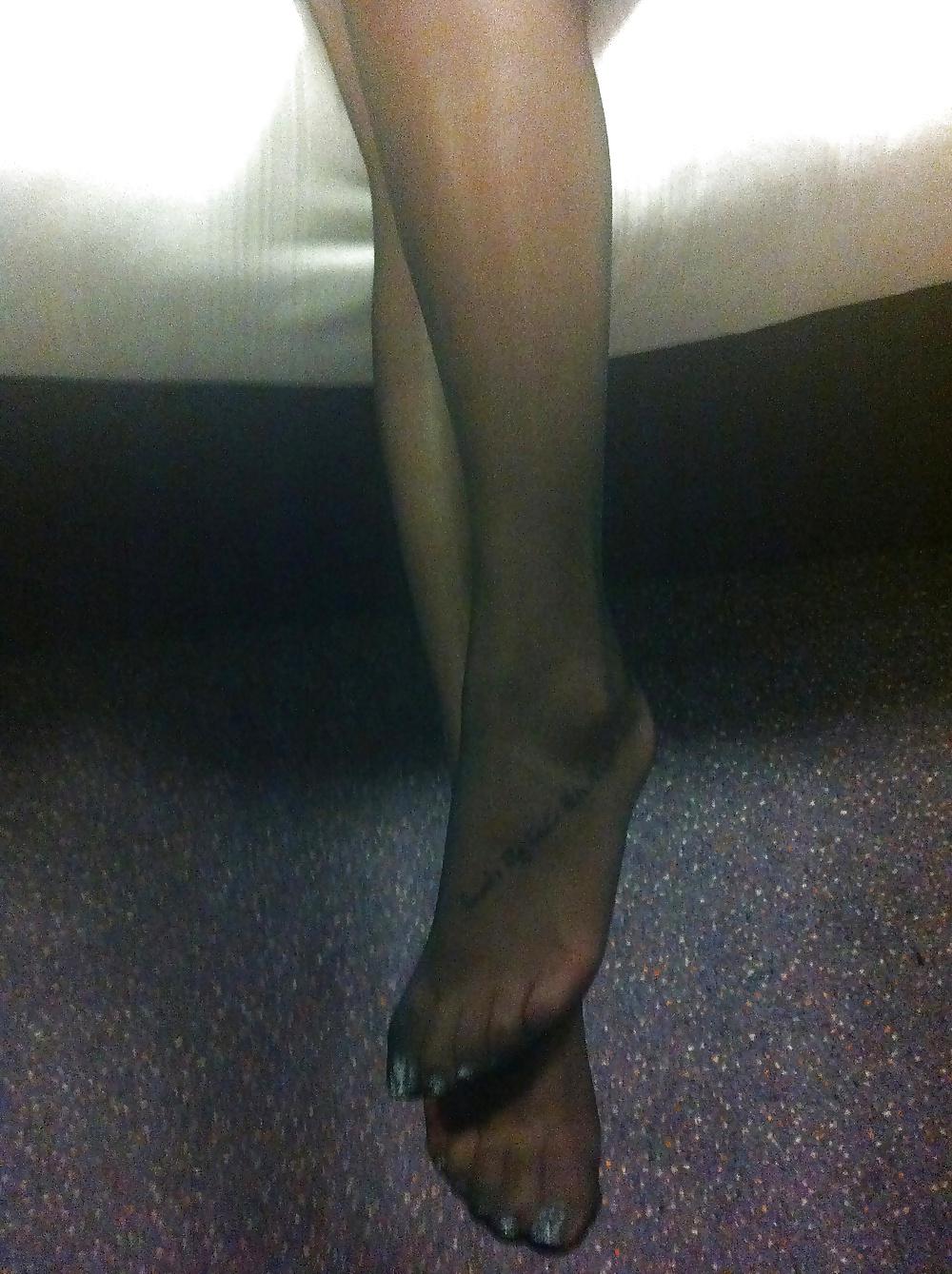 25P Arab girls feet