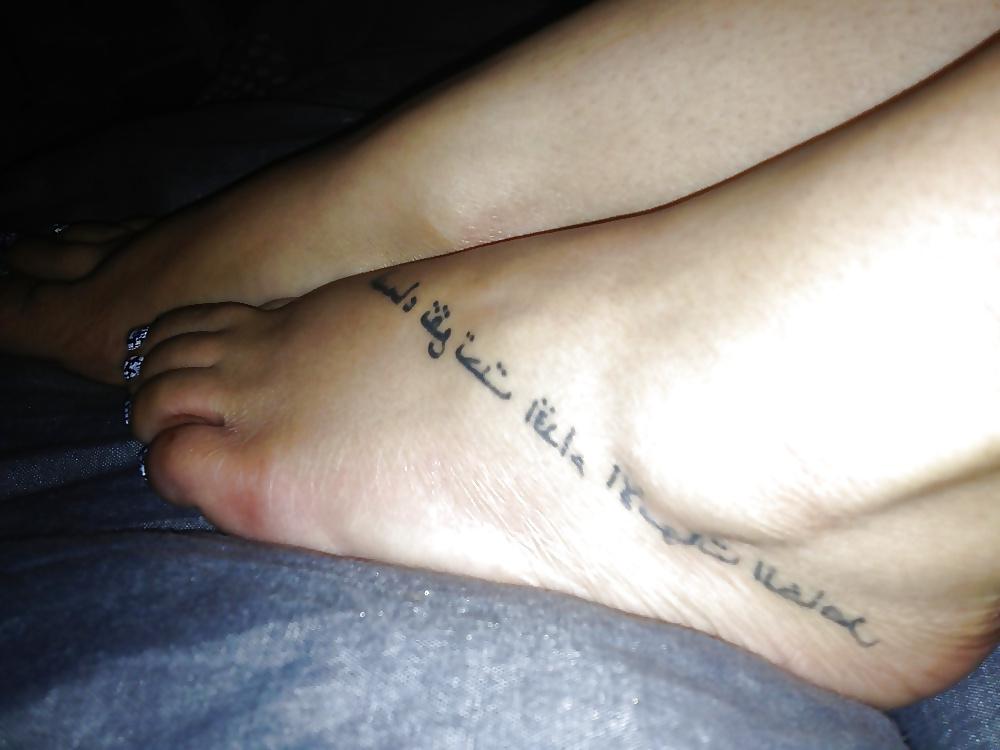 25P Arab girls feet