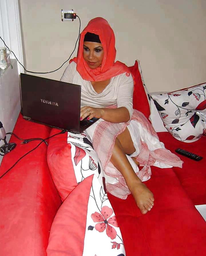 25P Arab girls feet