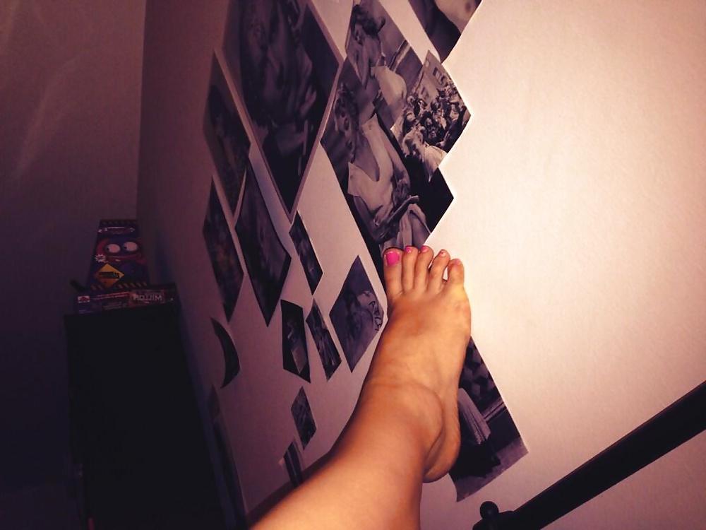 25P ANNA SIMON AND ROKO FEET
