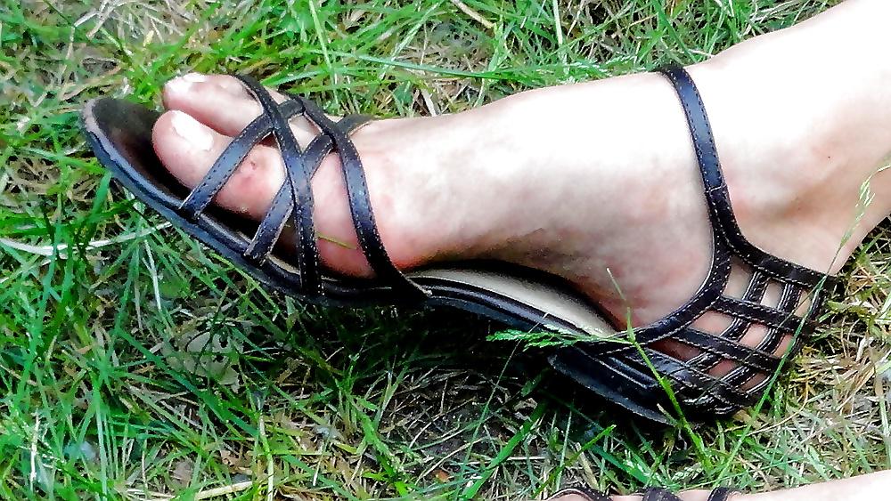 8P HIDDEN TOES and FEET of a  VERY YOUNG  TEEN