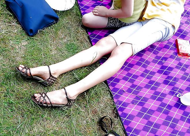 8P HIDDEN TOES and FEET of a  VERY YOUNG  TEEN