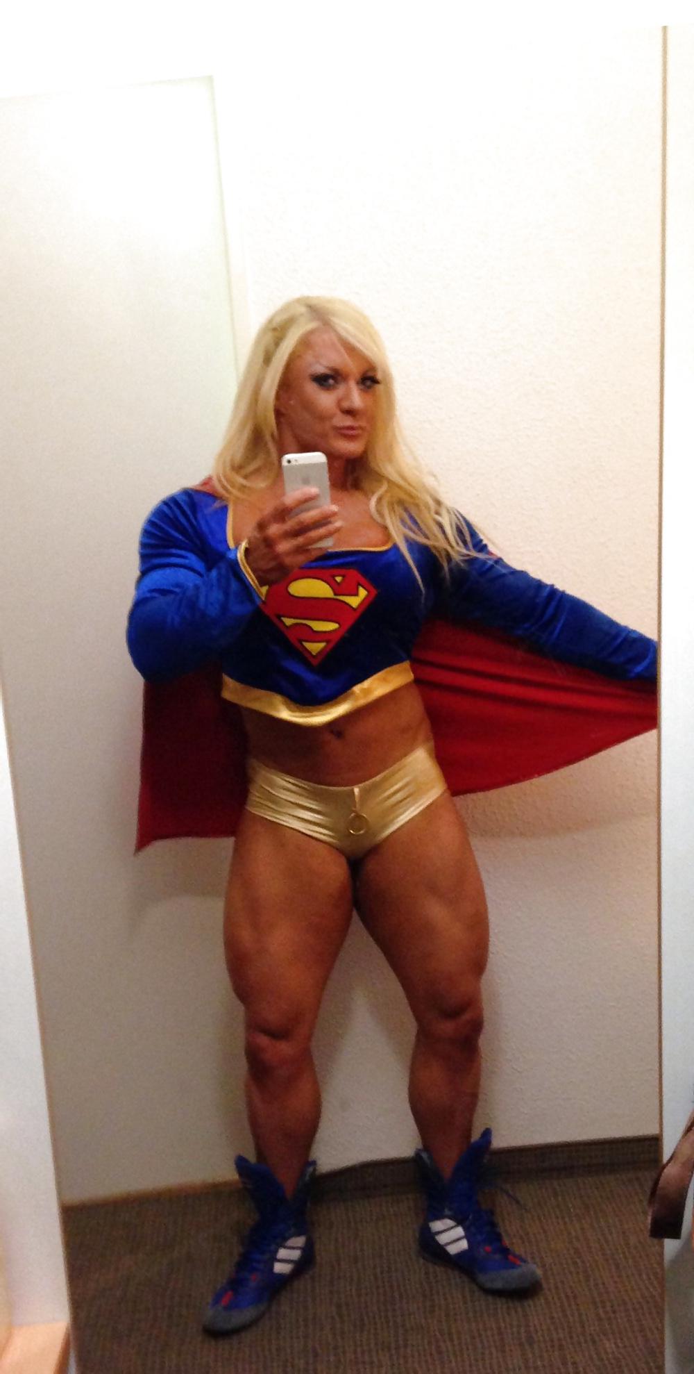 25P Lisa Cross - Sexy female muscles