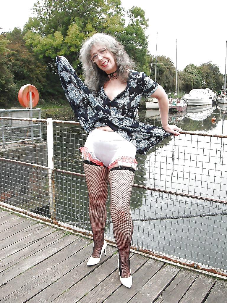 11P British granny flashing