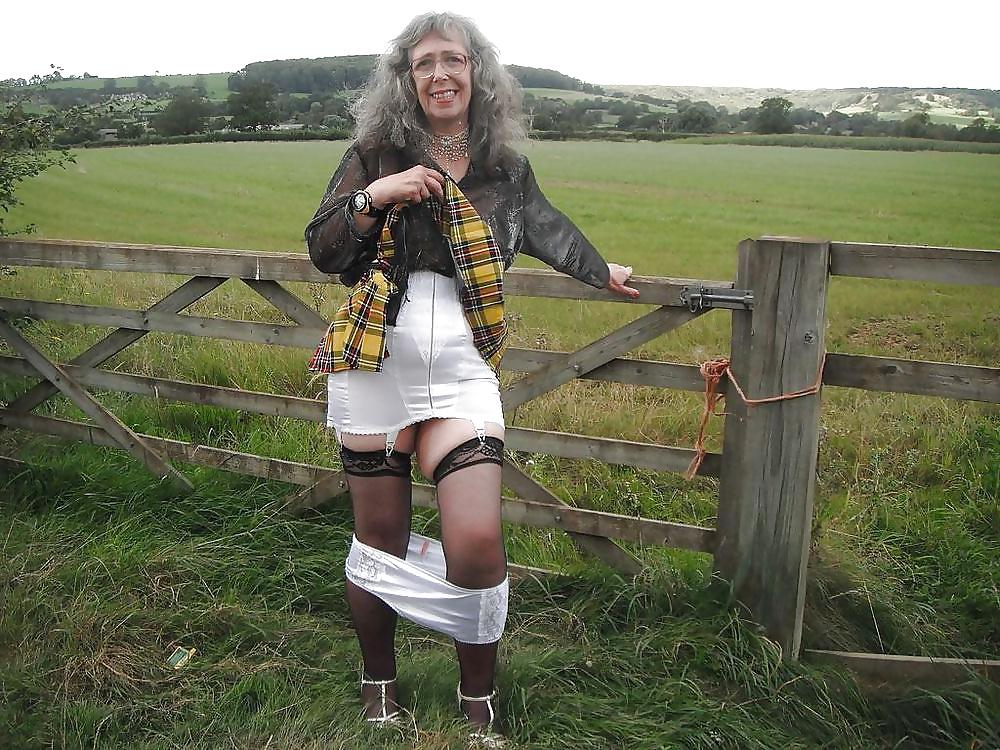 11P British granny flashing