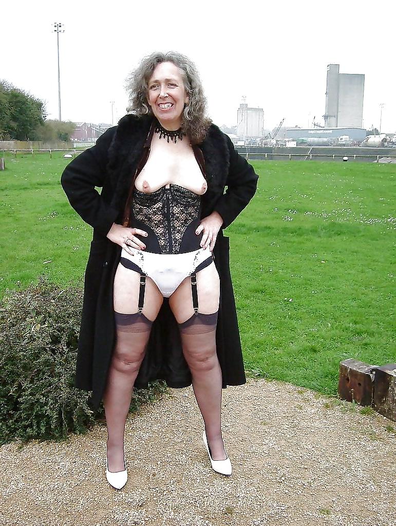 11P British granny flashing