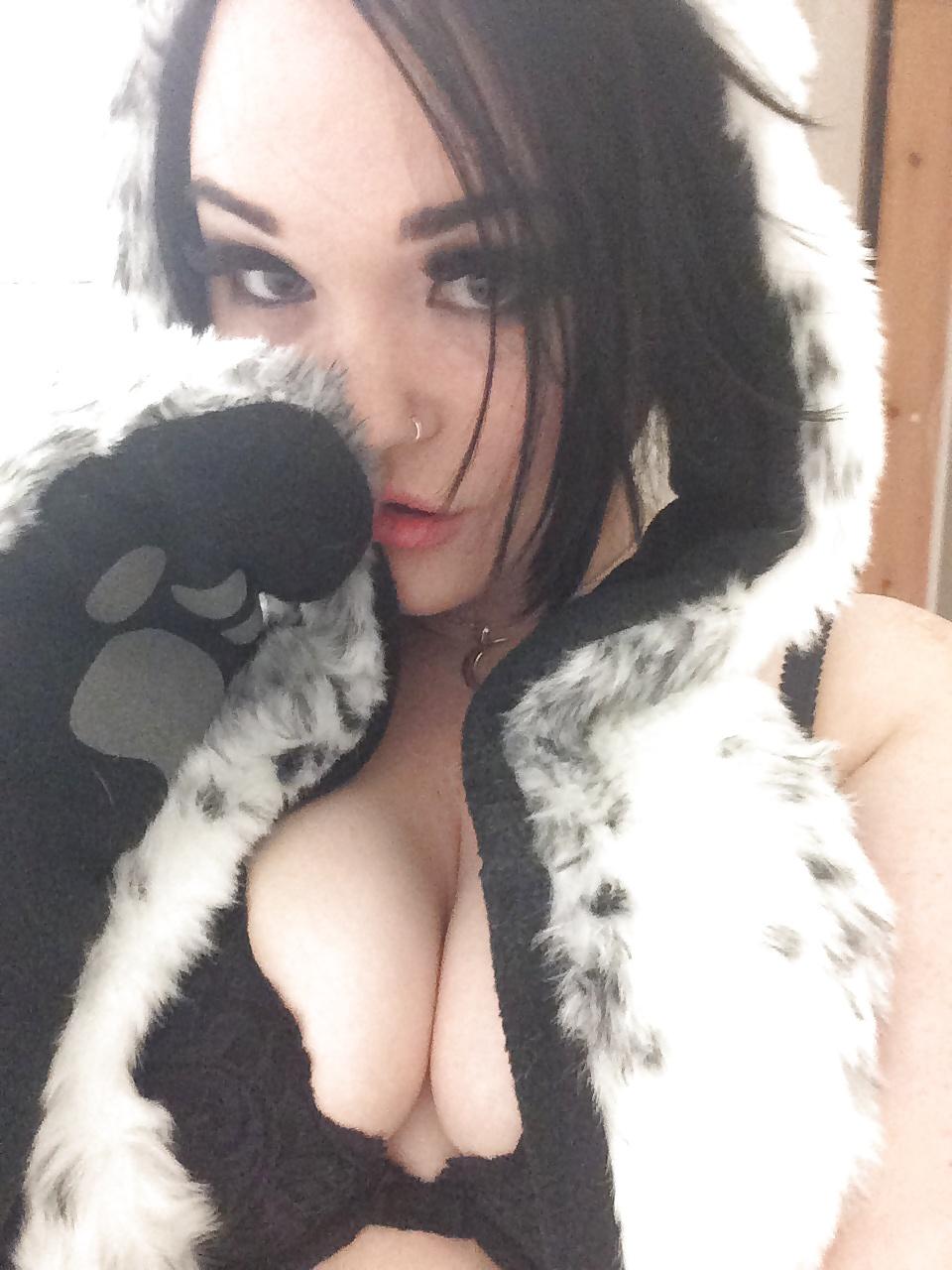 25P Chubby goth teen