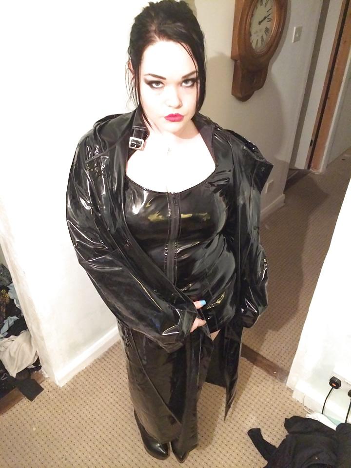 25P Chubby goth teen