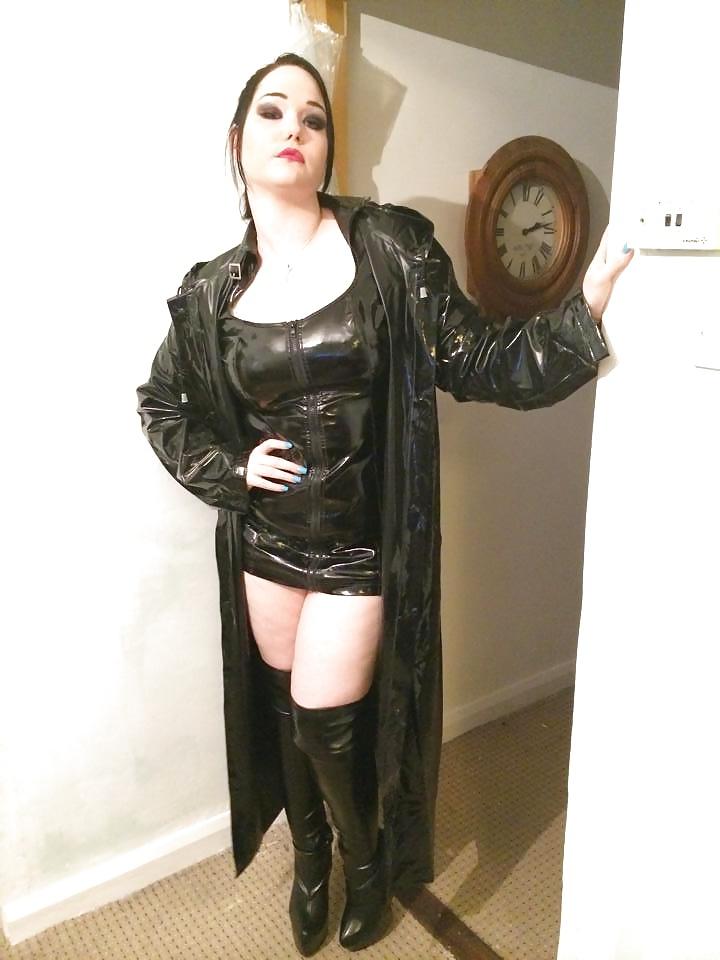 25P Chubby goth teen