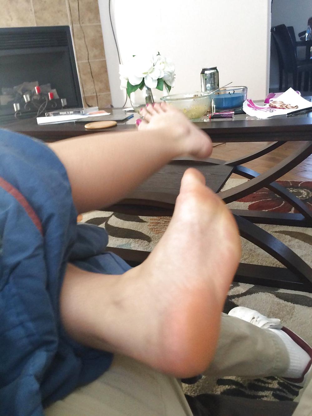 25P BIG Breasted Wild Girlfriend and Her Feet