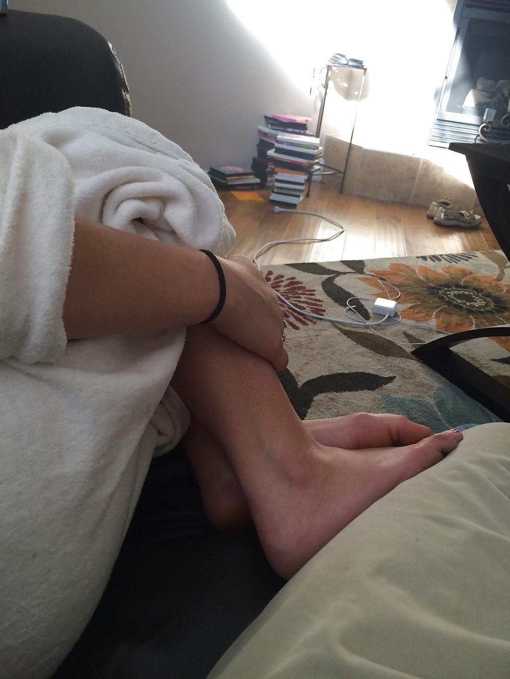 25P BIG Breasted Wild Girlfriend and Her Feet