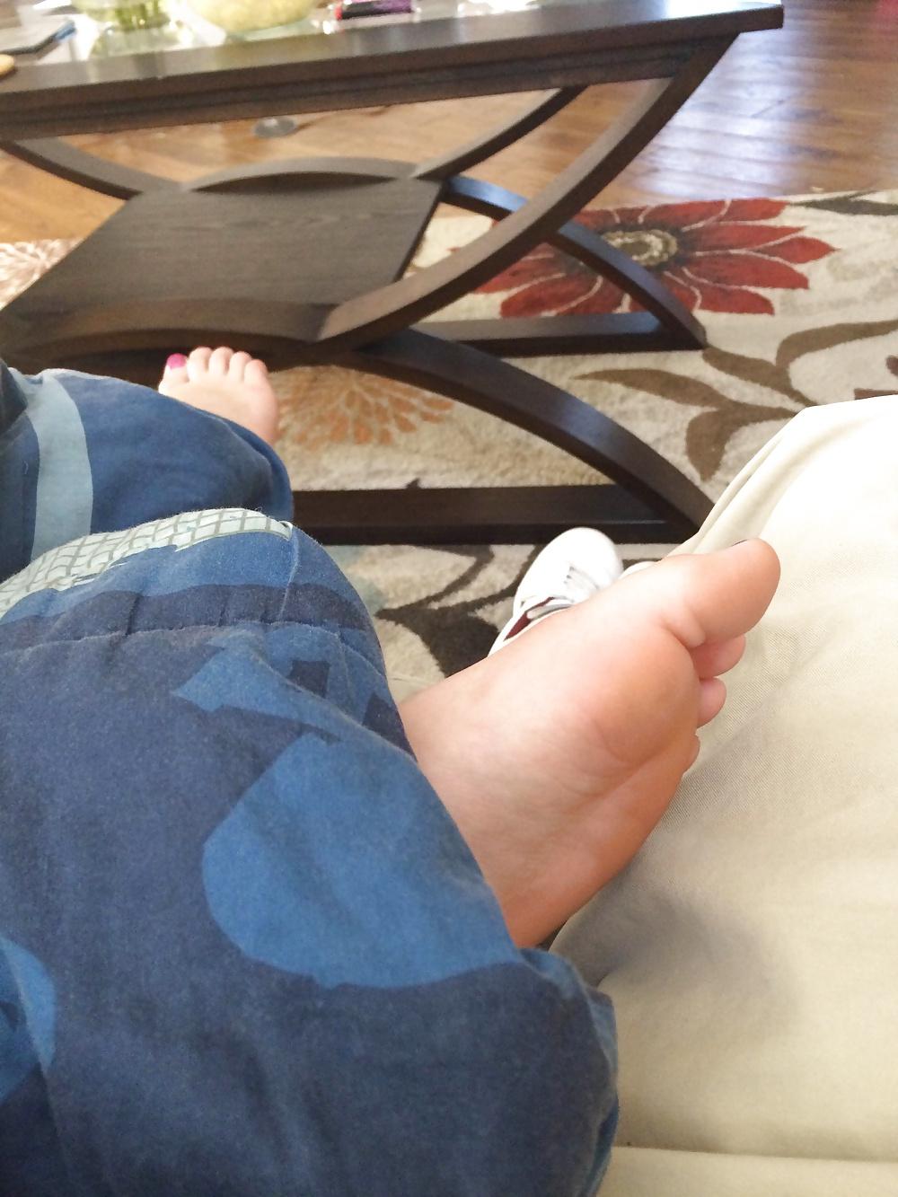 25P BIG Breasted Wild Girlfriend and Her Feet