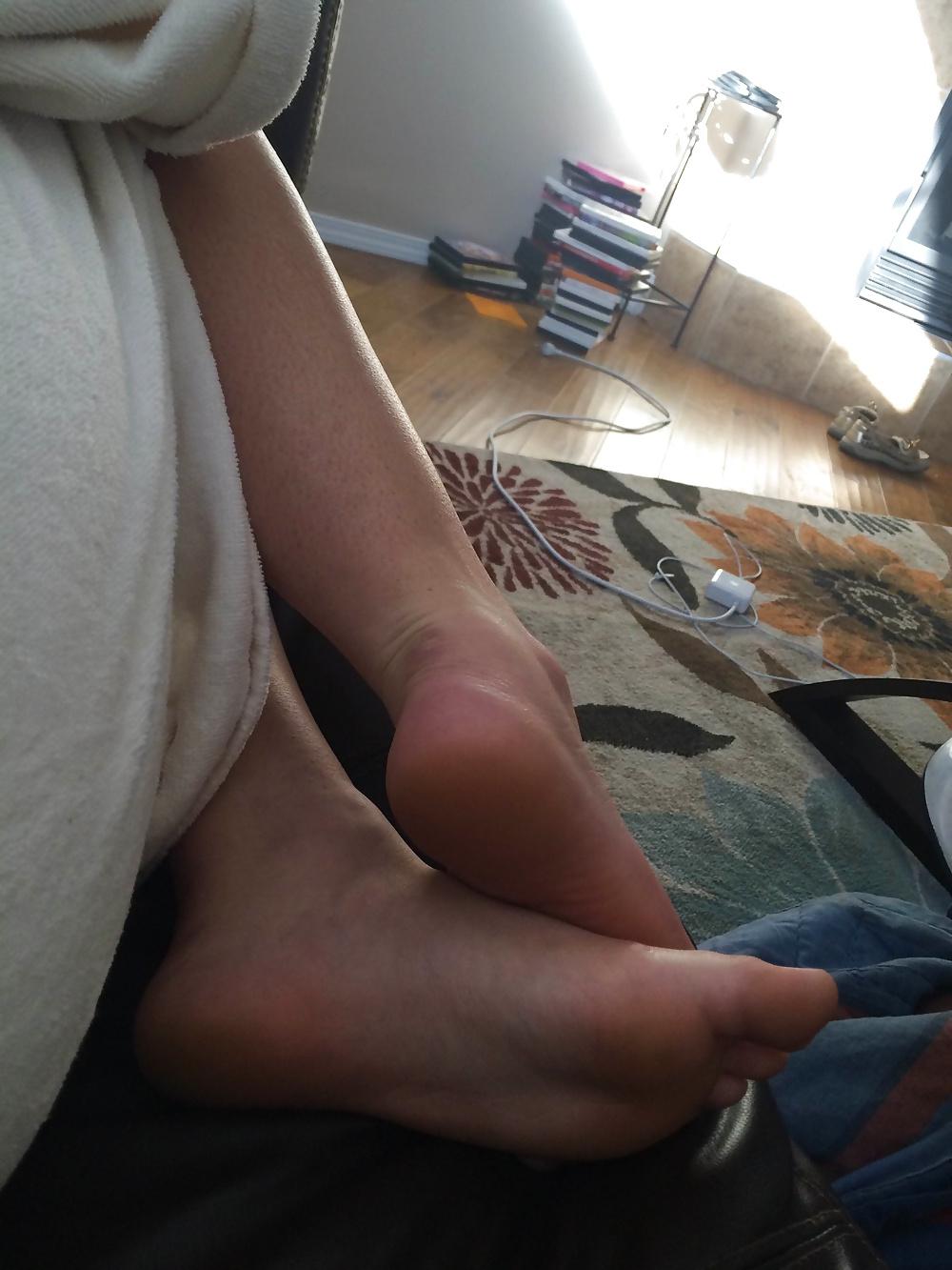25P BIG Breasted Wild Girlfriend and Her Feet