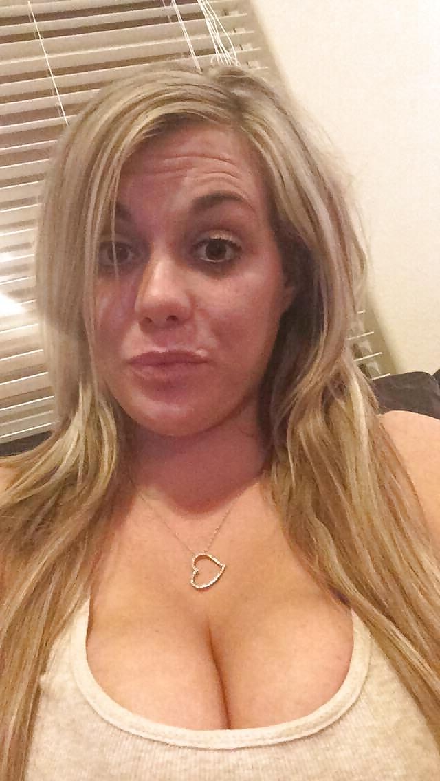 25P BIG Breasted Wild Girlfriend and Her Feet