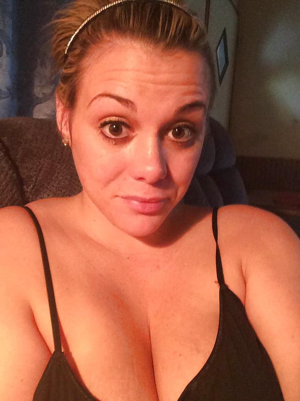 25P BIG Breasted Wild Girlfriend and Her Feet