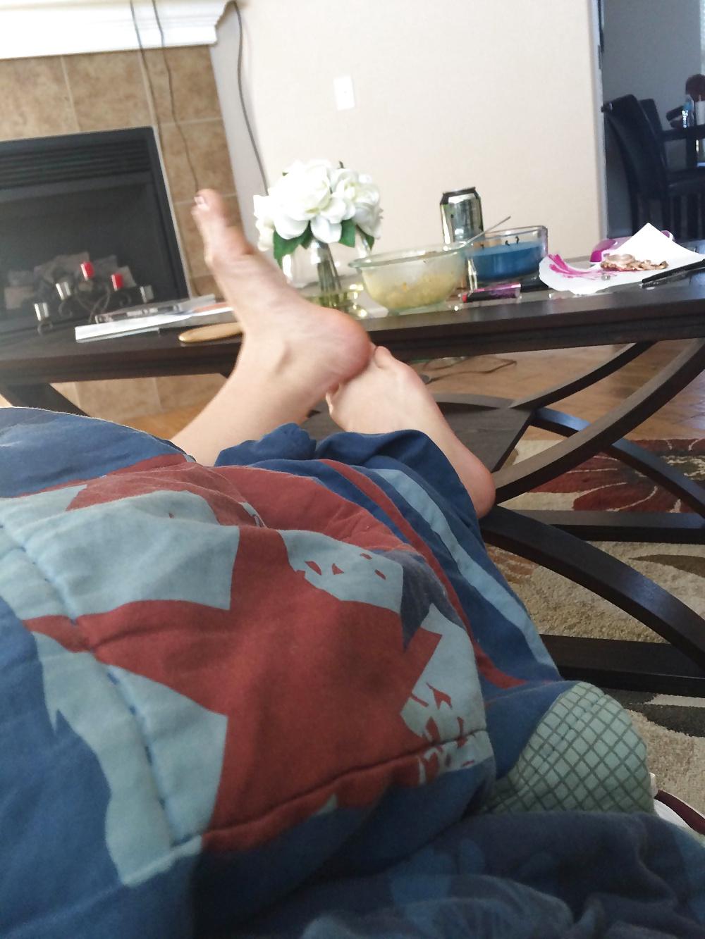 25P BIG Breasted Wild Girlfriend and Her Feet