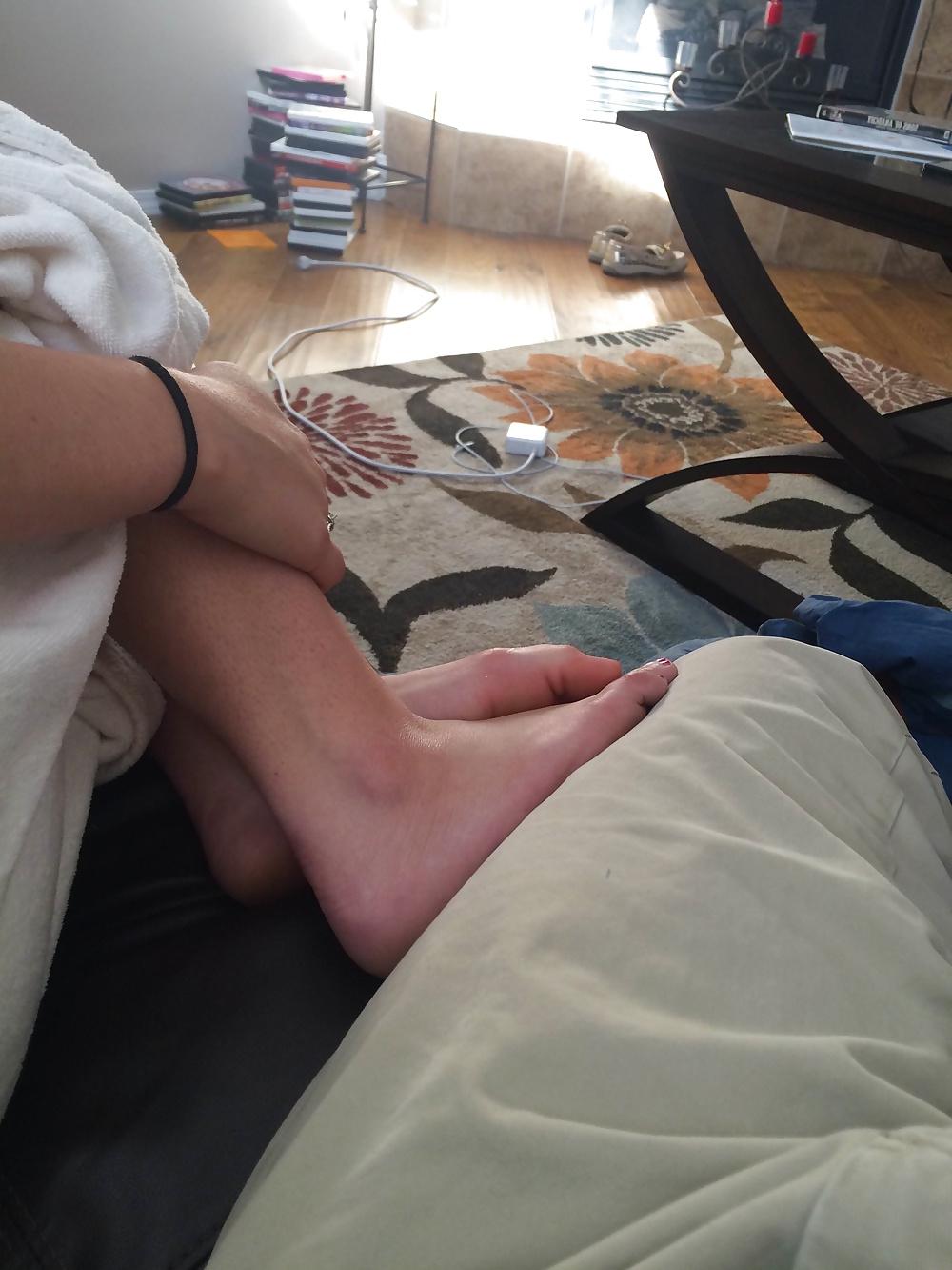 25P BIG Breasted Wild Girlfriend and Her Feet