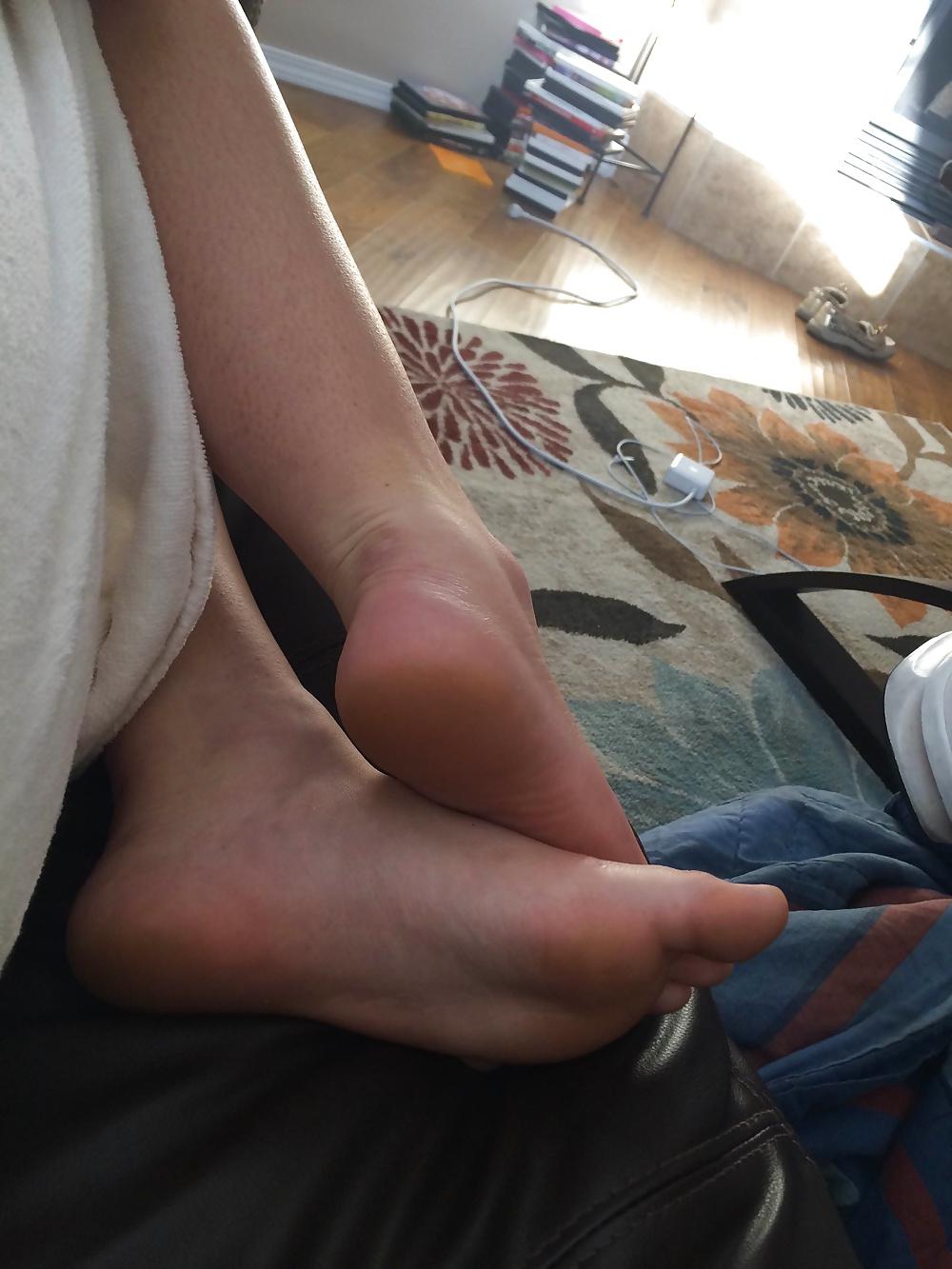 25P BIG Breasted Wild Girlfriend and Her Feet