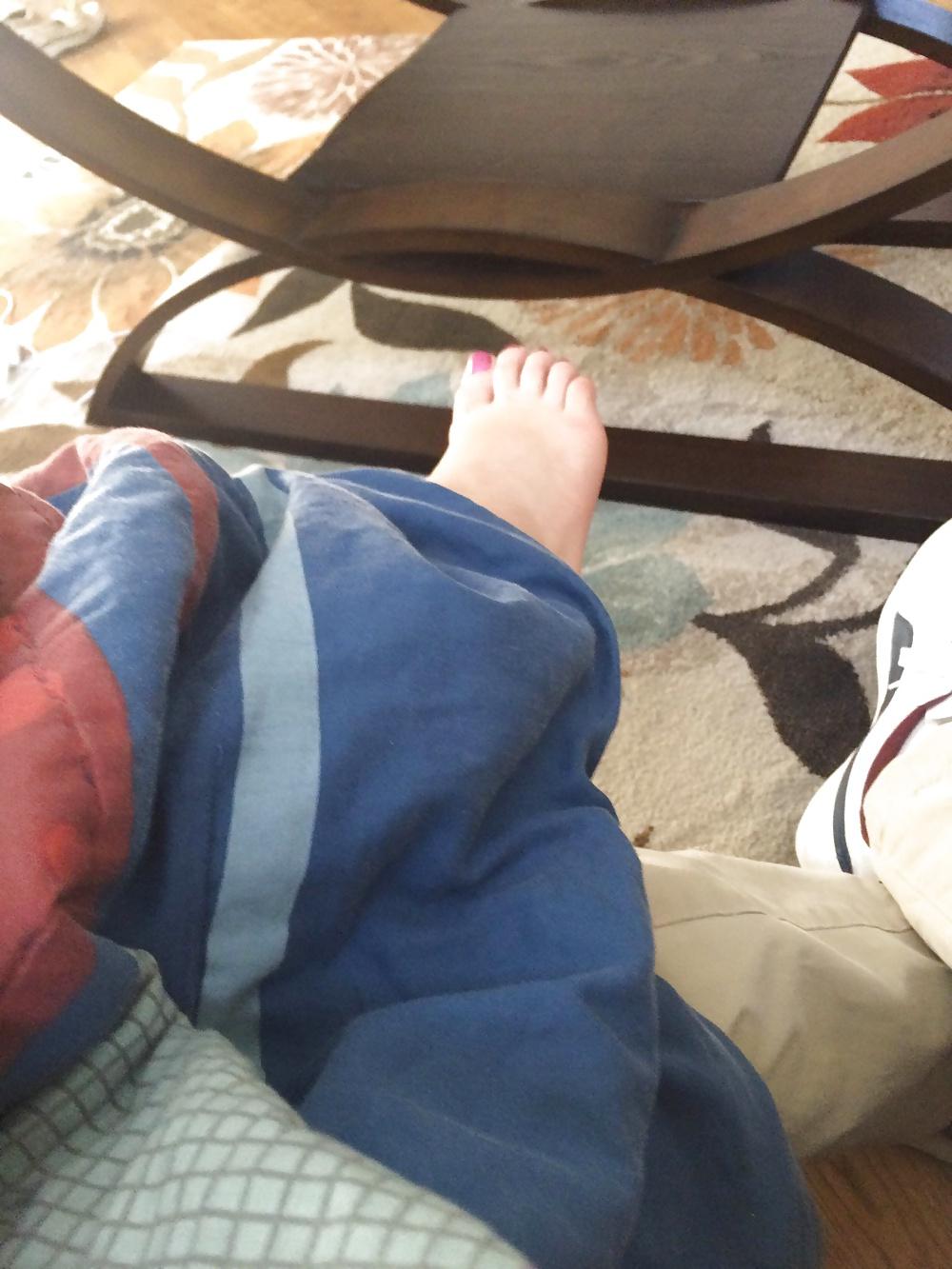25P BIG Breasted Wild Girlfriend and Her Feet