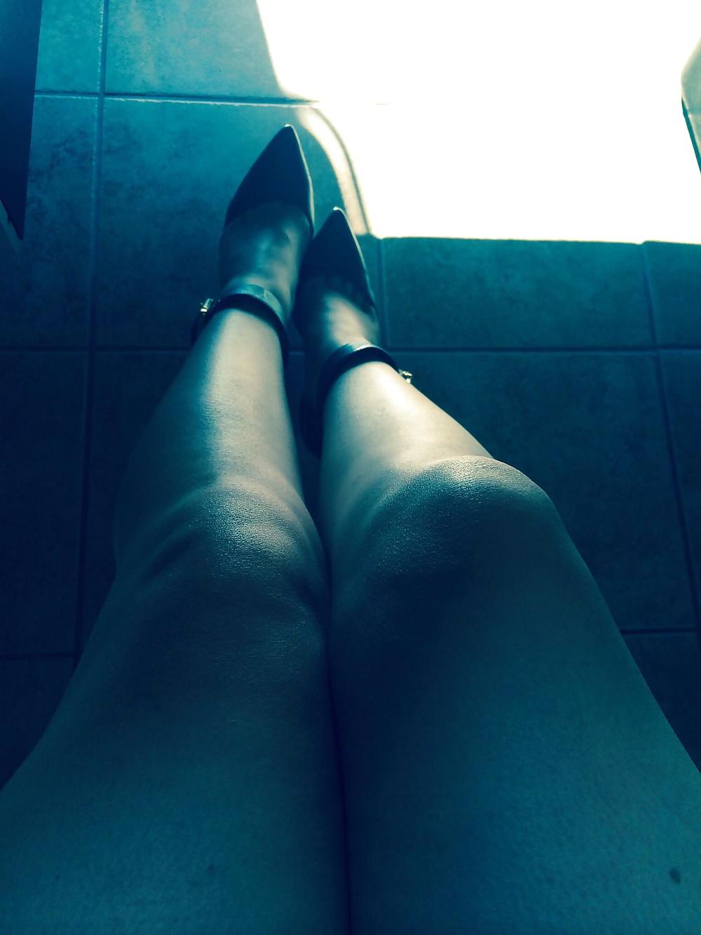 25P BIG Breasted Wild Girlfriend and Her Feet