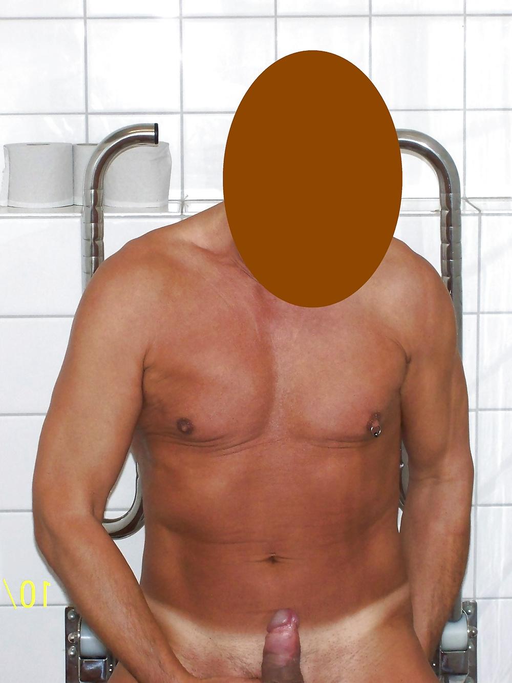 16P Wichsen in Public Toilet 7