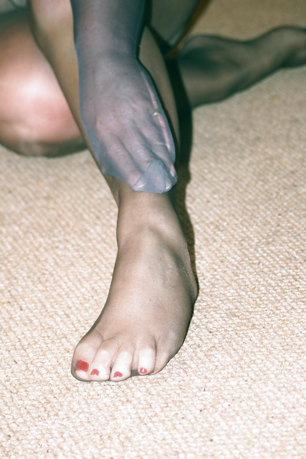 8P GF Nylon feet and red nails