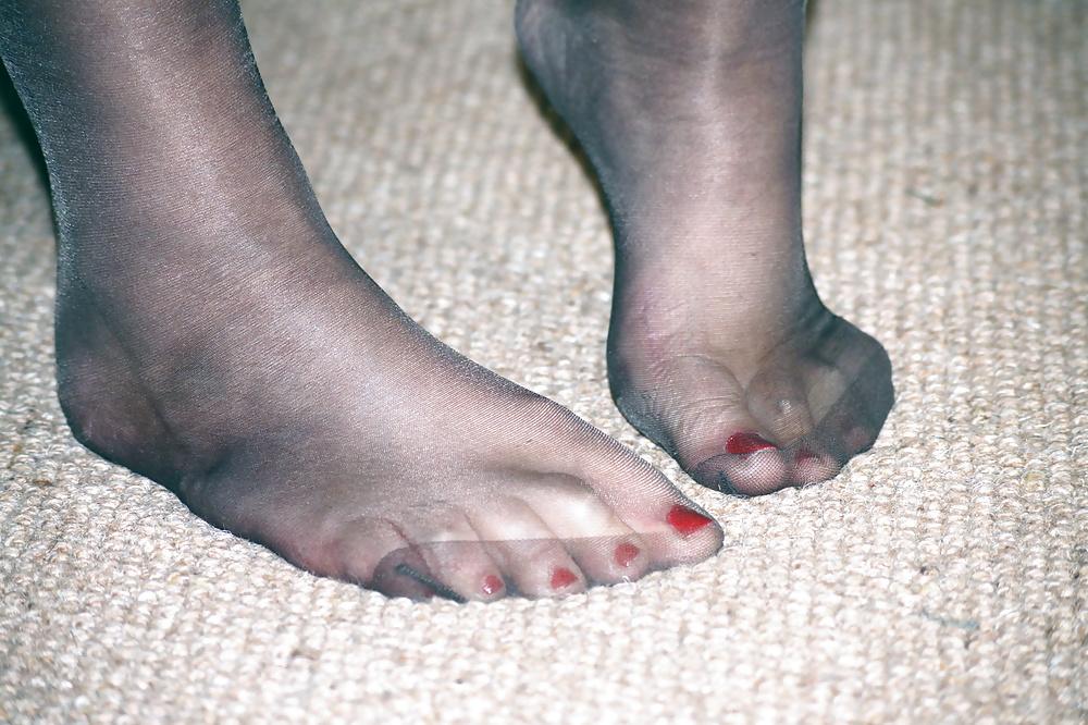 8P GF Nylon feet and red nails