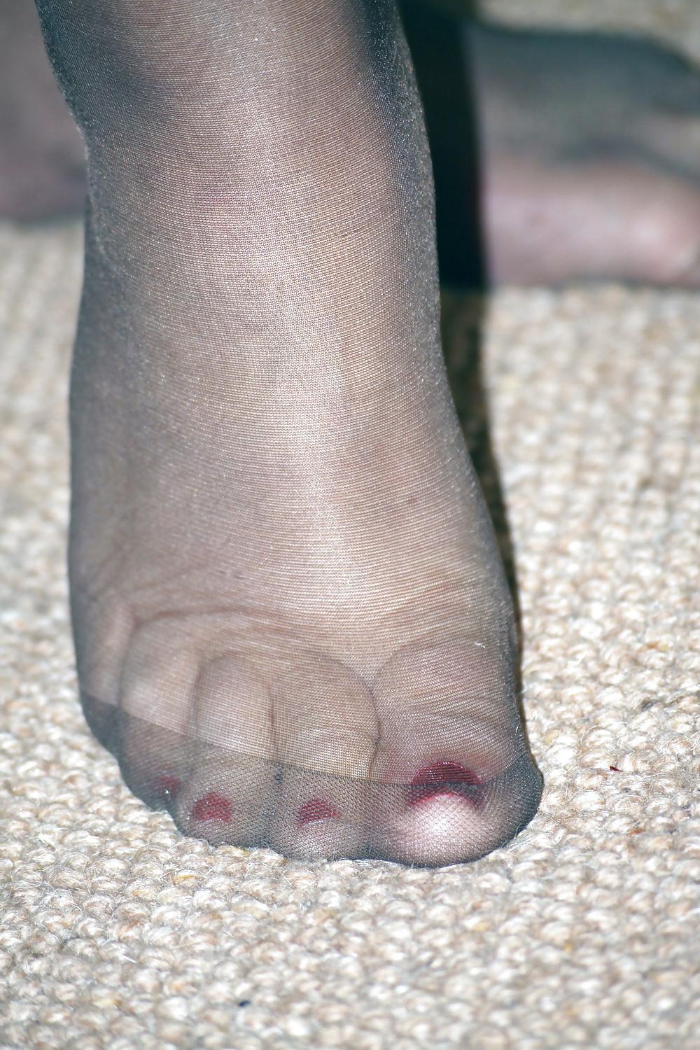 8P GF Nylon feet and red nails