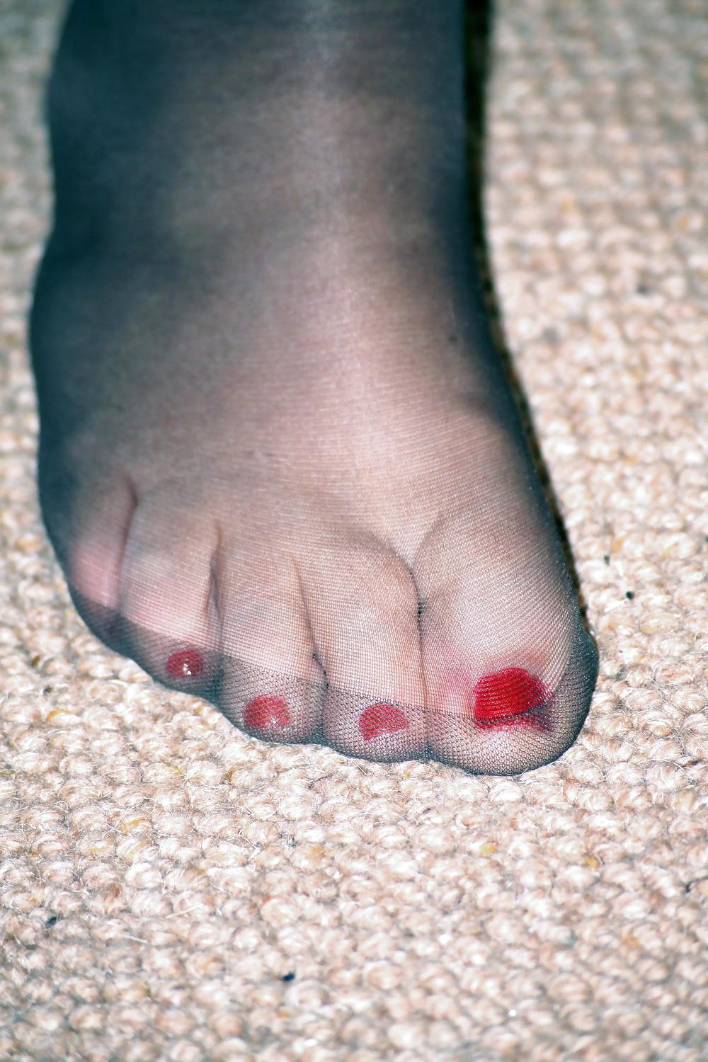 8P GF Nylon feet and red nails