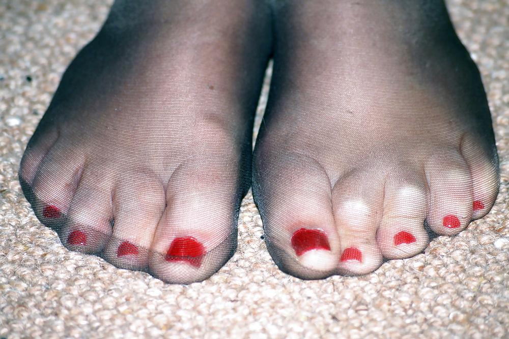 8P GF Nylon feet and red nails