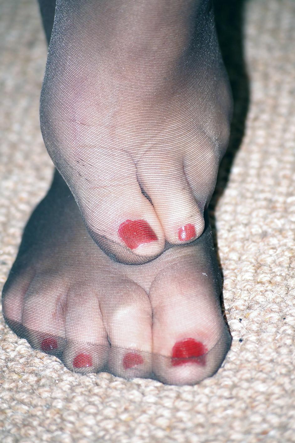 8P GF Nylon feet and red nails