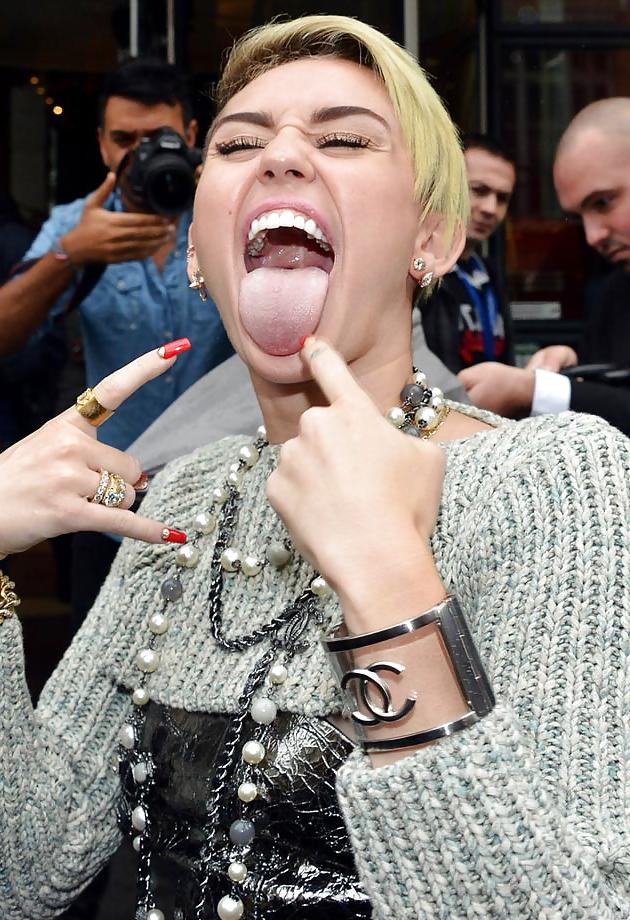 25P Sexy Tongue