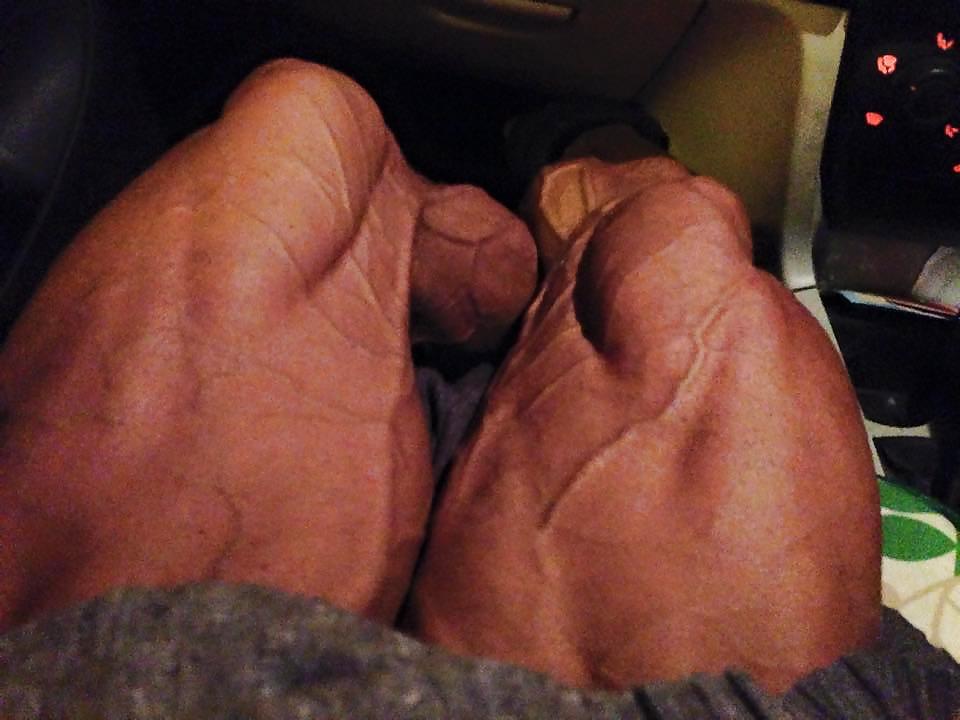 25P Veiny muscular female legs