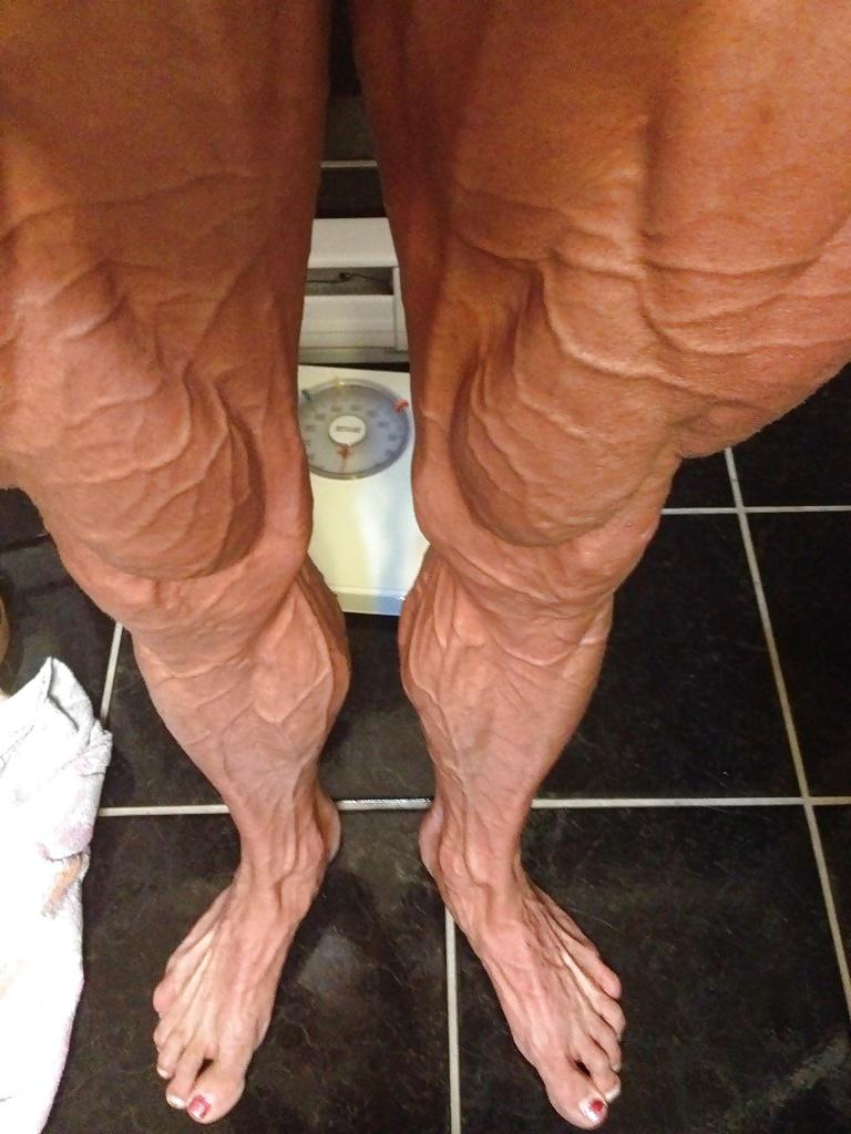 25P Veiny muscular female legs