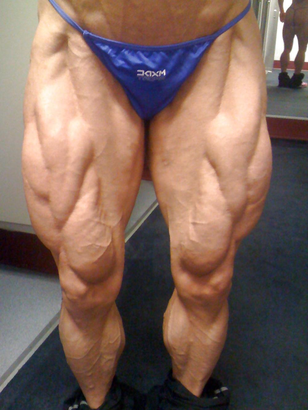 25P Veiny muscular female legs