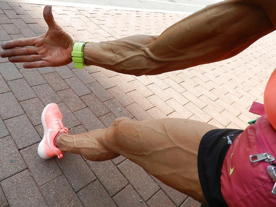 25P Veiny muscular female legs
