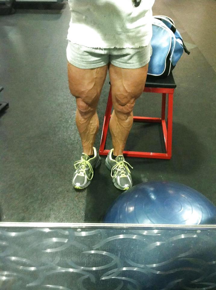 25P Veiny muscular female legs