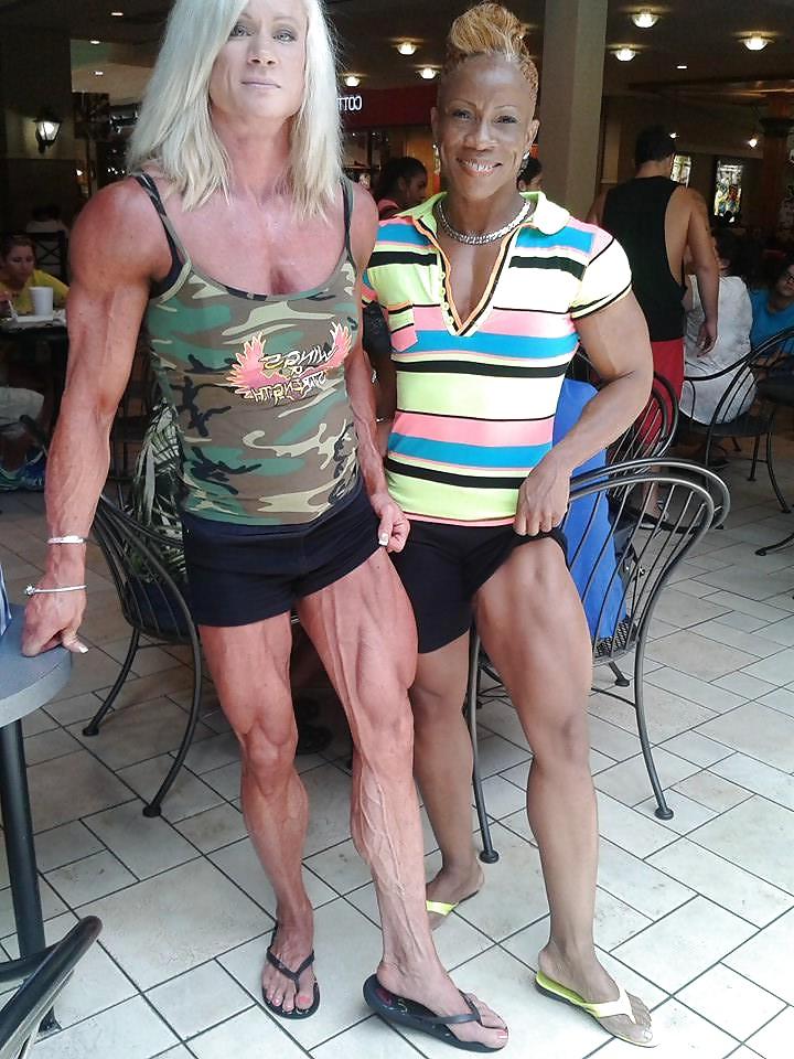 25P Veiny muscular female legs