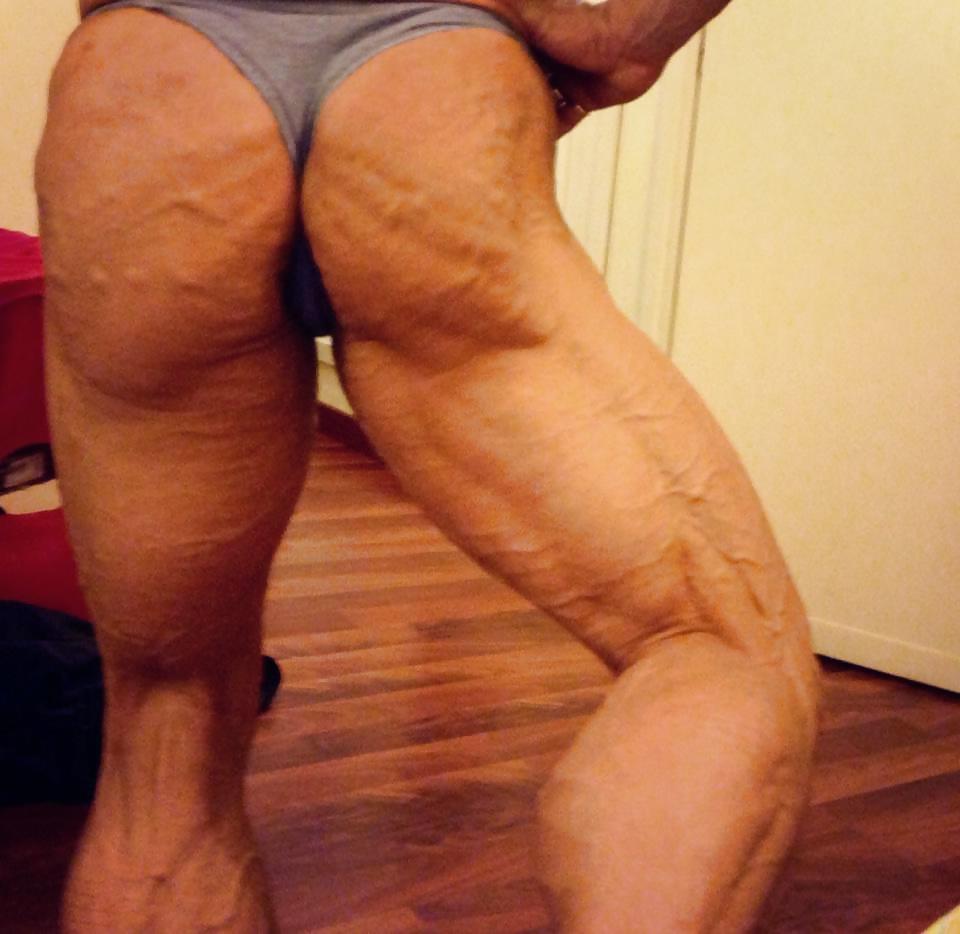 25P Veiny muscular female legs