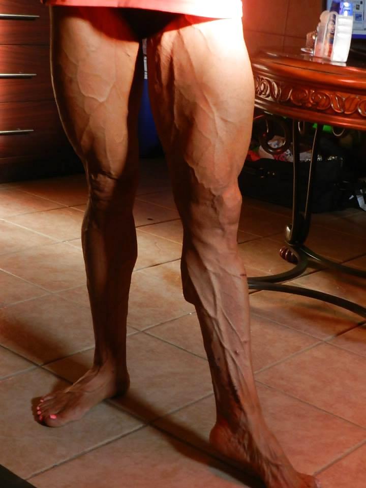 25P Veiny muscular female legs