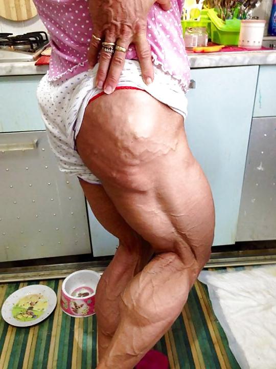 25P Veiny muscular female legs