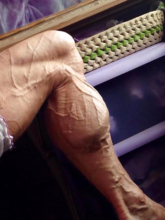 25P Veiny muscular female legs