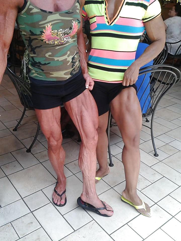 25P Veiny muscular female legs