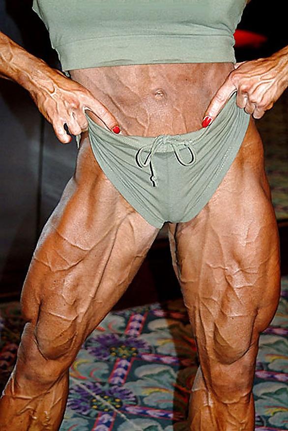 25P Veiny muscular female legs