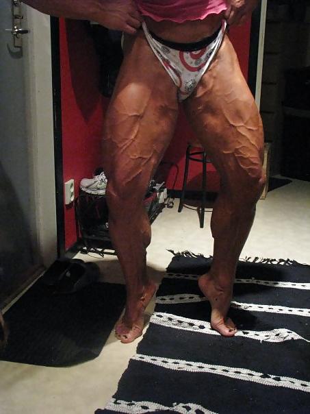 25P Veiny muscular female legs
