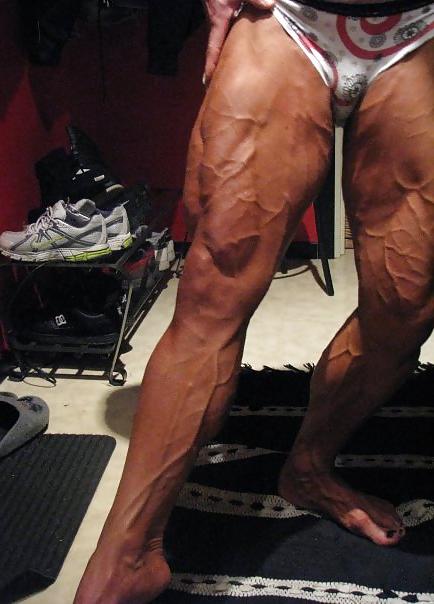 25P Veiny muscular female legs