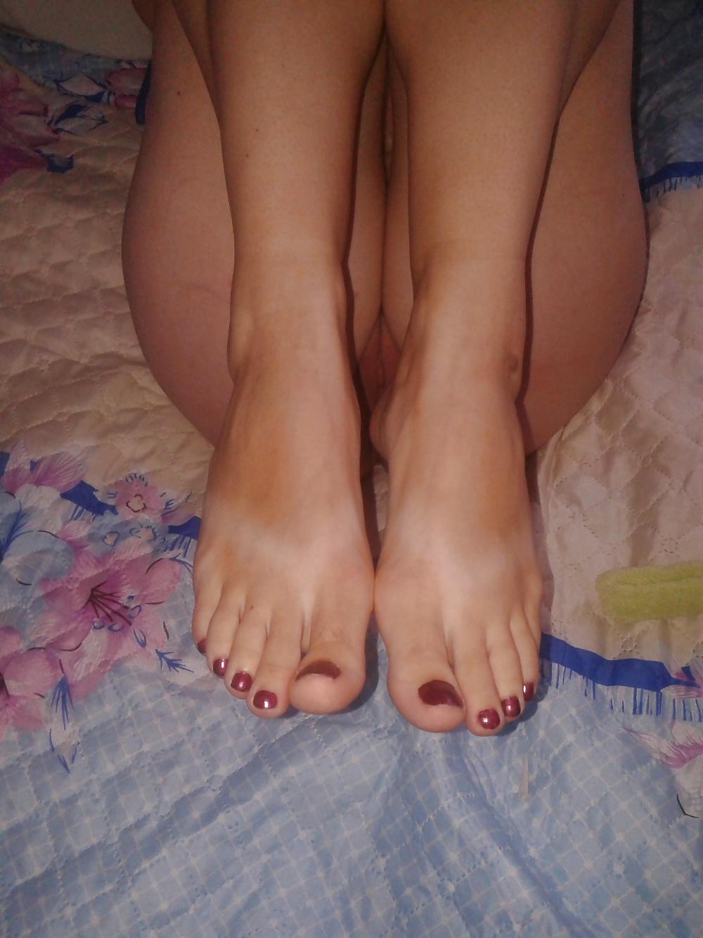 5P Wife open legs pussy feet toes