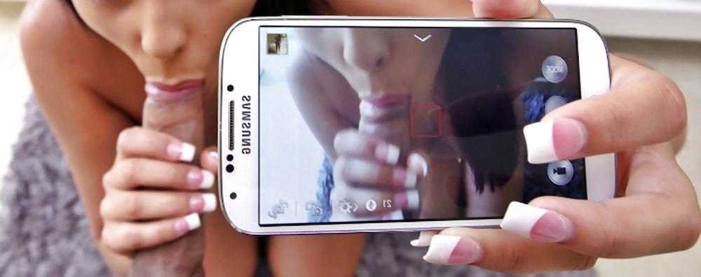 22P Kleine Schlampe liebt Selfies