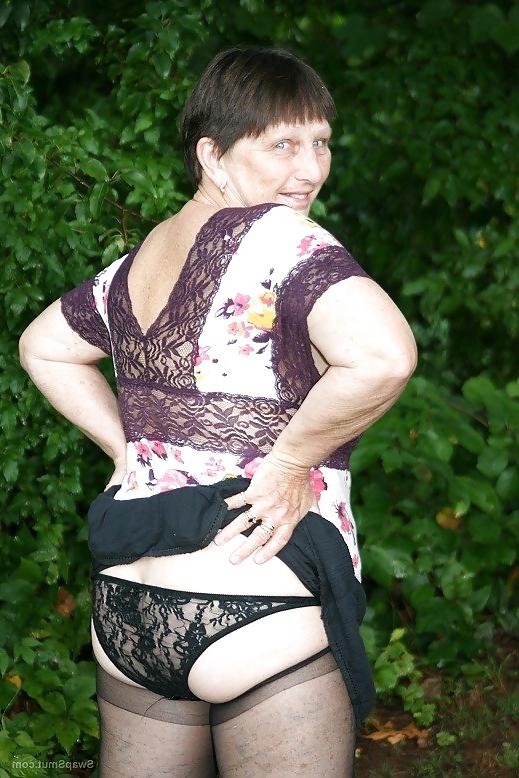 9P Roberta British granny   