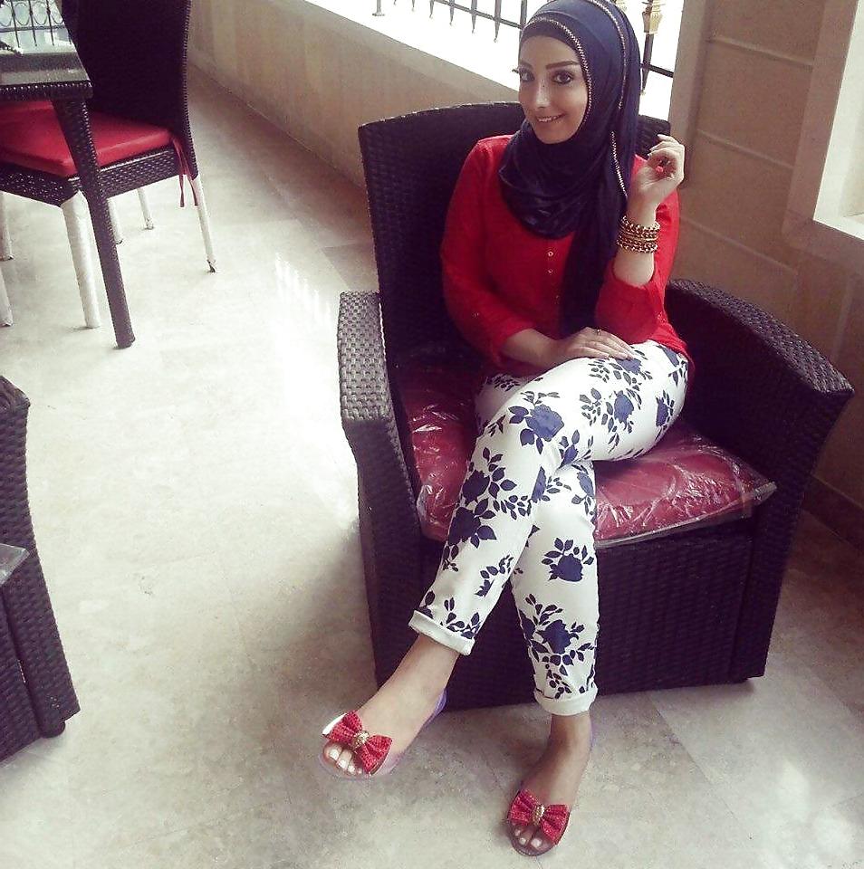 25P Hijab feet